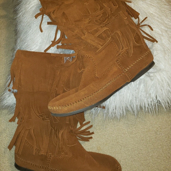 BOOTS - Minnetonka - Picture 3 of 5